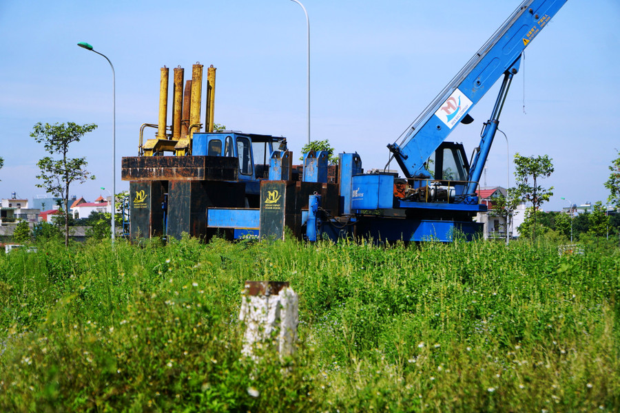 Máy móc công trình đang bỏ lại ở mặt bằng 3241. (Ảnh: HĐ)