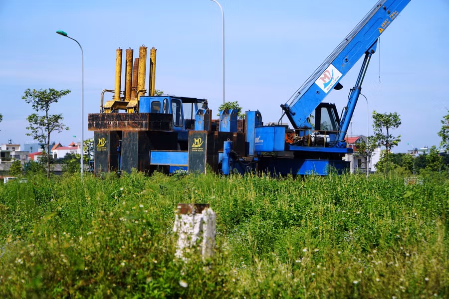 Máy móc công trình đang bỏ lại ở mặt bằng 3241. (Ảnh: HĐ)