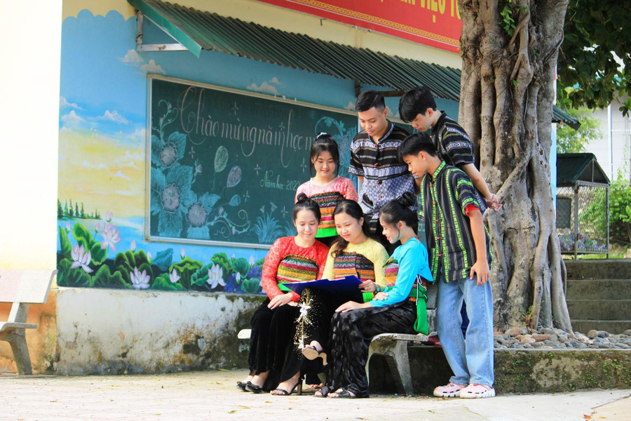 Cô giáo Hoàng Thị Thanh Hà (áo vàng), tâm nguyện của nữ nhà giáo là trường học vùng cao được đầu tư hơn về cơ sở vật chất, học sinh được vận dụng kiến thức đã học vào thực tiễn cuộc sống.