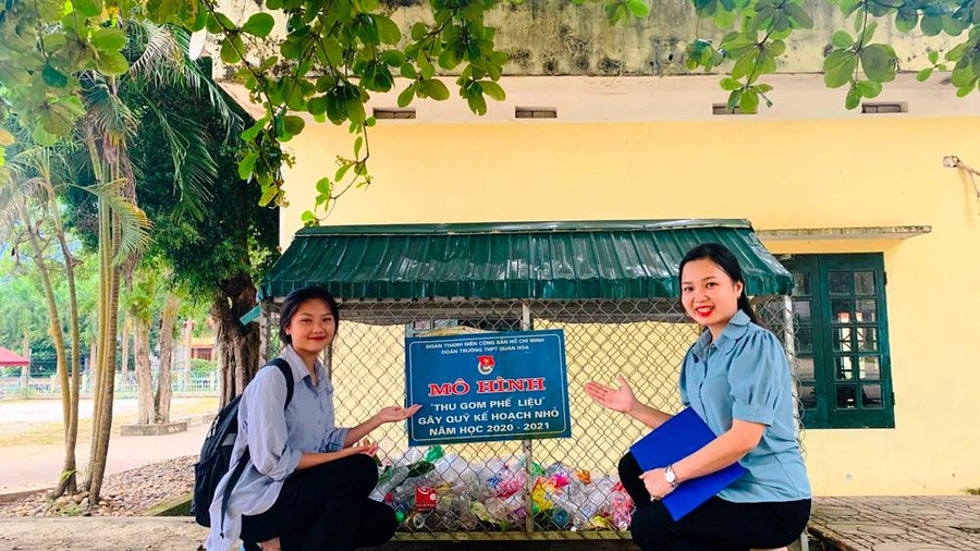 Cô Hoàng Thị Thanh Hà cùng học trò bên mô hình &quot;Thu gom phế liệu gây quỹ kế hoạch nhỏ&quot;.