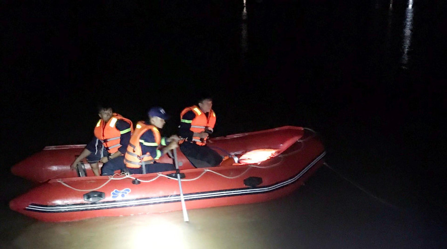 Cảnh sát PCCC&CNCH Công an tỉnh Thanh Hóa tìm kiếm người đuối nước trong đêm tối. Ảnh: Công an cung cấp. Cảnh sát PCCC&CNCH Công an tỉnh Thanh Hóa tìm kiếm người đuối nước trong đêm tối. Ảnh: Công an cung cấp.