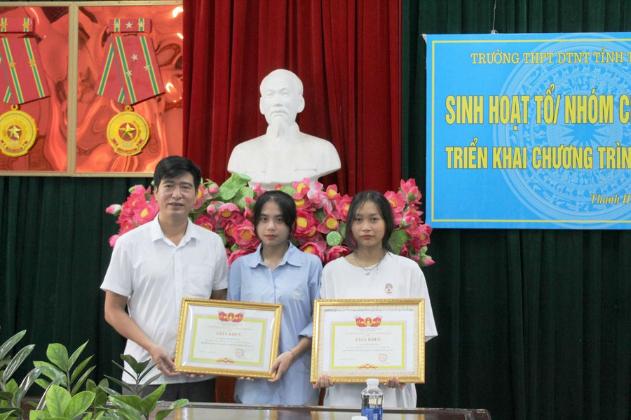 Thừa ủy quyền của Giám đốc Sở GD&amp;ĐT Thanh Hóa, thầy Phạm Anh Toàn - Hiệu trưởng Trường THPT Dân tộc nội trú tỉnh Thanh Hóa trao Giấy khen cho nữ sinh Nguyễn Thị Thúy.