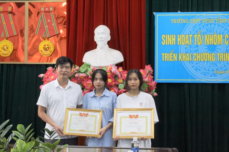 Thừa ủy quyền của Giám đốc Sở GD&amp;ĐT Thanh Hóa, thầy Phạm Anh Toàn - Hiệu trưởng Trường THPT Dân tộc nội trú tỉnh Thanh Hóa trao Giấy khen cho nữ sinh Nguyễn Thị Thúy.