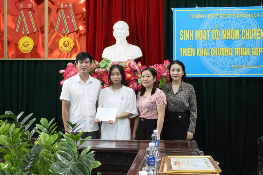 Lãnh đạo Trường THPT Dân tộc nội trú tỉnh Thanh Hóa thay mặt nhà hảo tâm trao số tiền gần 53 triệu đồng cho nữ sinh Nguyễn Thị Thúy.