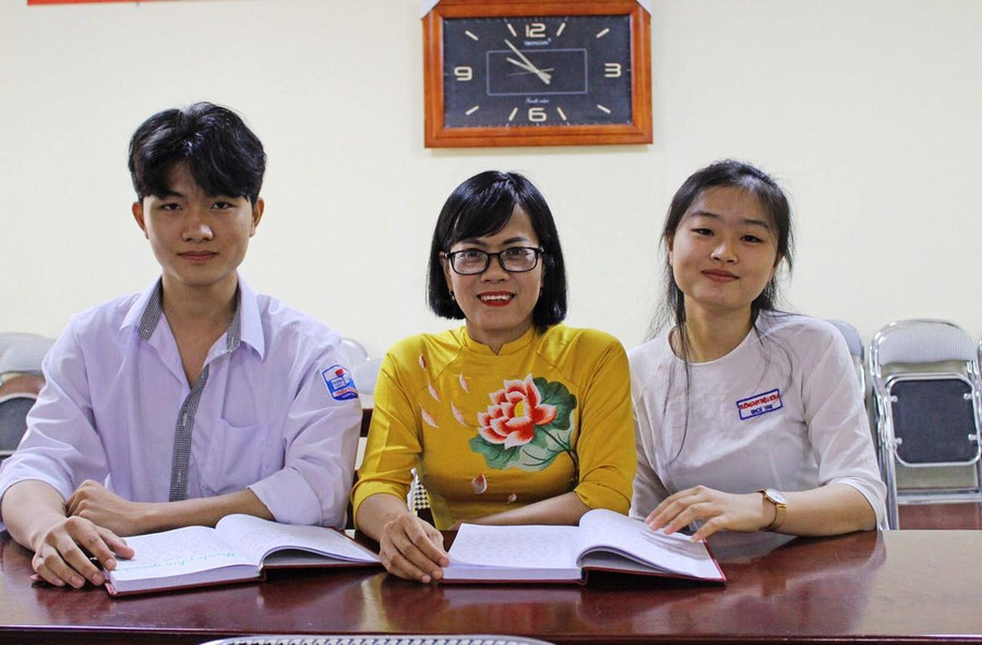 Cô Ninh Thị Cúc (Trường THPT Triệu Sơn 4) bên các cựu học sinh đạt điểm 10 môn Sử trong kỳ thi tốt nghiệp THPT 2022. Cô Ninh Thị Cúc (Trường THPT Triệu Sơn 4) bên các cựu học sinh đạt điểm 10 môn Sử trong kỳ thi tốt nghiệp THPT 2022.