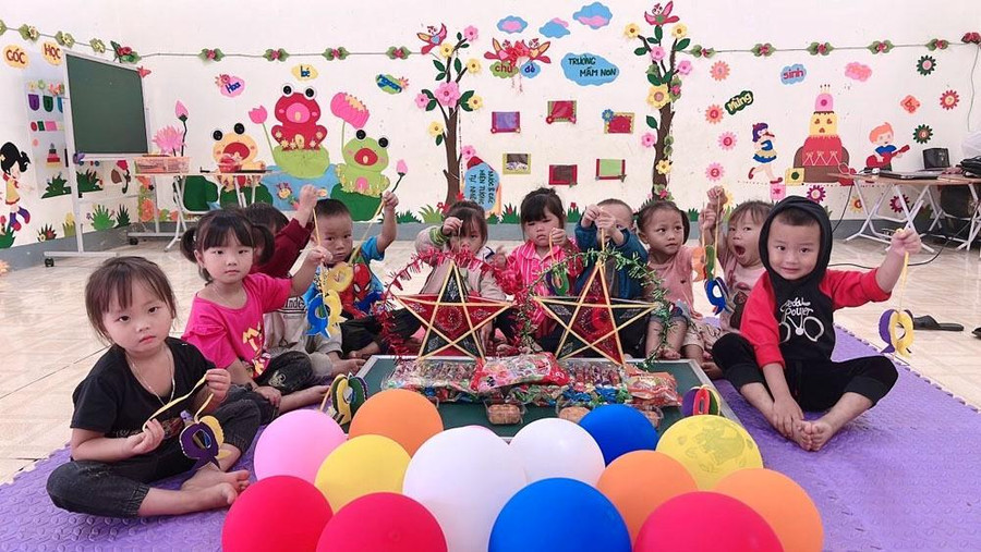 Trẻ vui Trung thu tại Trường Mầm non Nhi Sơn (Mường Lát, Thanh Hóa). Trẻ vui Trung thu tại Trường Mầm non Nhi Sơn (Mường Lát, Thanh Hóa).