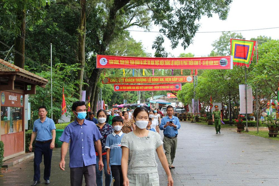 Nhiều người dân và du khách đổ về Khu di tích Quốc gia đặc biệt Lam Kinh (Thọ Xuân, Thanh Hóa) dự Lễ hội Lam Kinh 2022.