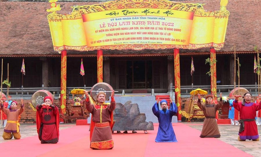 Hình ảnh Lê Lợi gắn với những anh hùng tụ nghĩa trên mảnh đất Lam Sơn được tái hiện đậm nét qua màn sân khấu hoành tráng, tại Lễ hội Lam Kinh 2022.