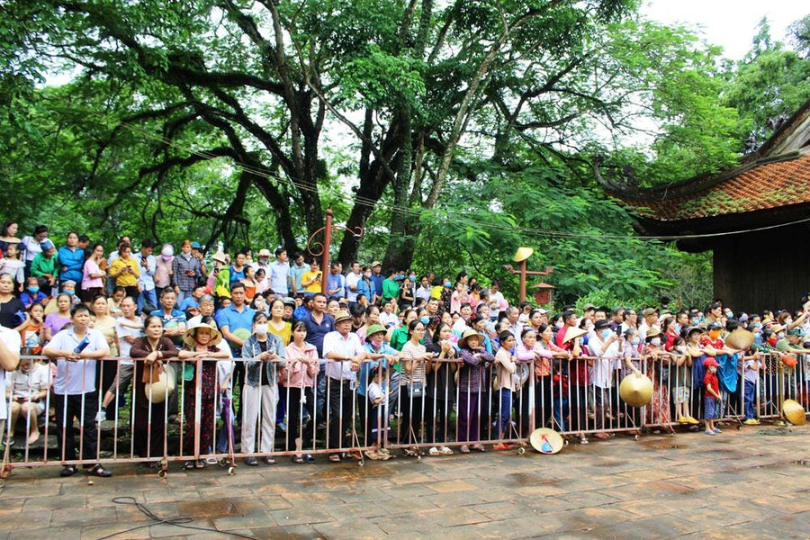 Rất đông người dân và du khách thập phương đổ về Di tích Quốc gia đặc biệt Lam Kinh để xem chương trình nghệ thuật.