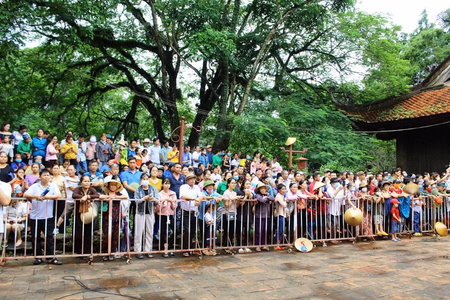 Rất đông người dân và du khách thập phương đổ về Di tích Quốc gia đặc biệt Lam Kinh để xem chương trình nghệ thuật.