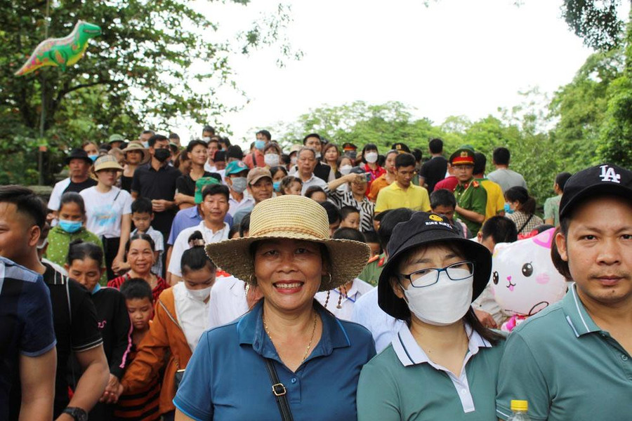 Hàng nghìn du khách nô nức tham quan di tích Quốc gia đặc biệt Lam Kinh.