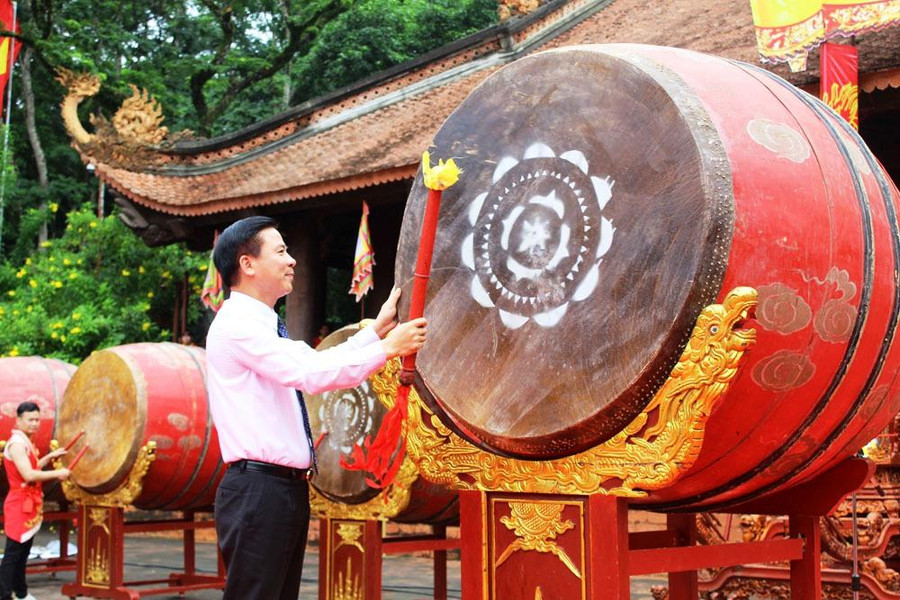 Ông Đỗ Trọng Hưng - Bí thư Tỉnh ủy, Chủ tịch HĐND tỉnh Thanh Hóa đánh trống khai hội Lễ hội Lam Kinh 2022.