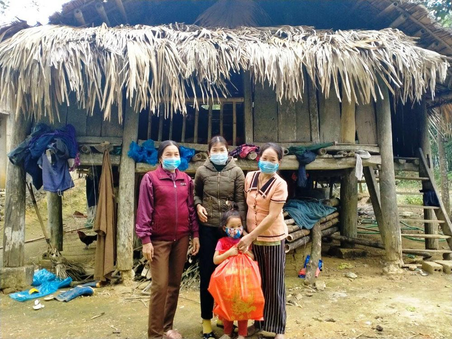 Trường Mầm non Điền Quang tổ chức thăm hỏi, trao quà cho học sinh có hoàn cảnh khó khăn dịp Tết Nguyên đán.