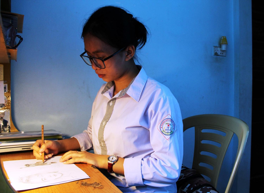 Nữ sinh Nguyễn Thị Thùy Trang, lớp 12A9, Trường THPT Hoằng Hóa 2 (Thanh Hóa). Nữ sinh Nguyễn Thị Thùy Trang, lớp 12A9, Trường THPT Hoằng Hóa 2 (Thanh Hóa).