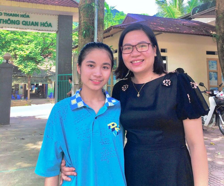 Cô giáo Trương Thị Thương (bên phải) và em Hà Thị Tâm, cựu học sinh đầu tiên đạt điểm 10 môn Sử của nhà trường ở kỳ thi tốt nghiệp THPT 2022. Cô giáo Trương Thị Thương (bên phải) và em Hà Thị Tâm, cựu học sinh đầu tiên đạt điểm 10 môn Sử của nhà trường ở kỳ thi tốt nghiệp THPT 2022.