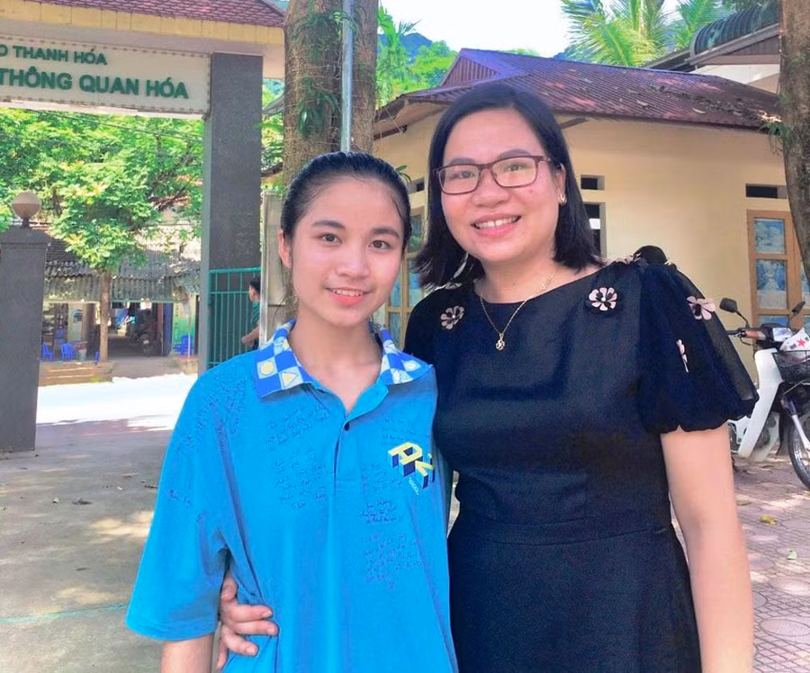 Cô giáo Trương Thị Thương (bên phải) và em Hà Thị Tâm, cựu học sinh đầu tiên đạt điểm 10 môn Sử của nhà trường ở kỳ thi tốt nghiệp THPT 2022.