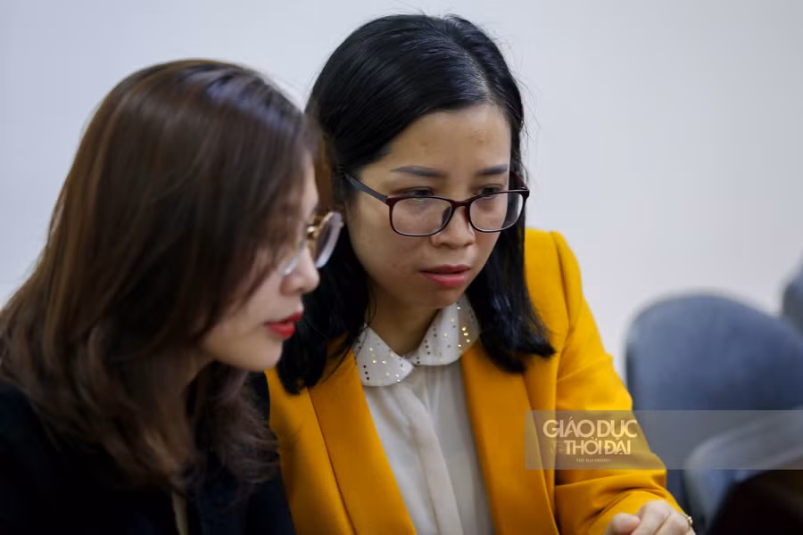 Cô Hà Thị Duyên (bên phải) trả lời câu hỏi của độc giả báo GD&amp;TĐ trong buổi GLTT