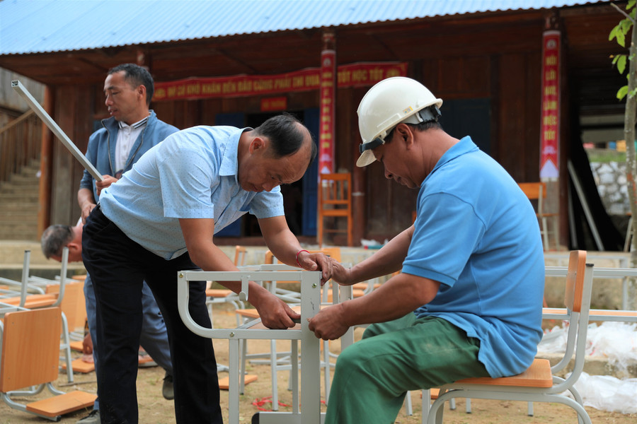 Năm nay, Trường Tiểu học Tri Lễ 4 tăng thêm 1 lớp 1, nên nhà trường chuẩn bị thêm bàn ghế mới cho học sinh. Ảnh: Hồ Lài. Năm nay, Trường Tiểu học Tri Lễ 4 tăng thêm 1 lớp 1, nên nhà trường chuẩn bị thêm bàn ghế mới cho học sinh. Ảnh: Hồ Lài.