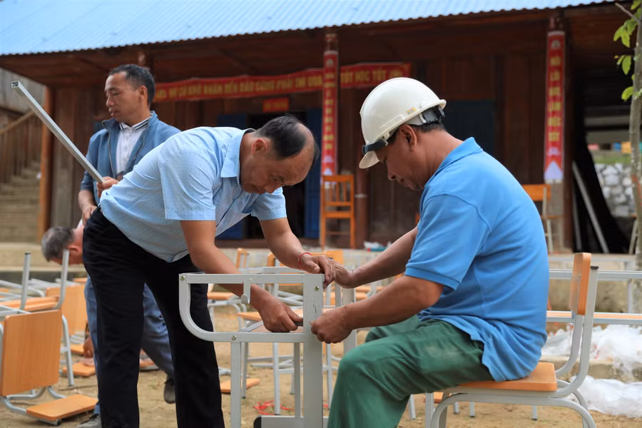 Năm nay, Trường Tiểu học Tri Lễ 4 tăng thêm 1 lớp 1, nên nhà trường chuẩn bị thêm bàn ghế mới cho học sinh. Ảnh: Hồ Lài.