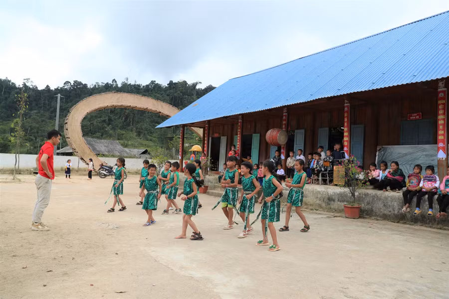 Học sinh tập văn nghệ chuẩn bị cho lễ khai giảng. Ảnh: Hồ Lài.