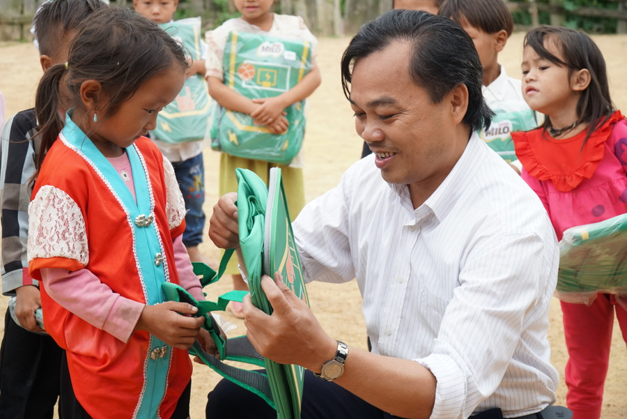 Niềm vui nhận cặp sách mới của em Lỳ Ý Vinh, học sinh lớp 2, điểm trường Nậm Tột - Trường Tiểu học Tri Lễ 4. Ảnh: Hồ Lài. Niềm vui nhận cặp sách mới của em Lỳ Ý Vinh, học sinh lớp 2, điểm trường Nậm Tột - Trường Tiểu học Tri Lễ 4. Ảnh: Hồ Lài.