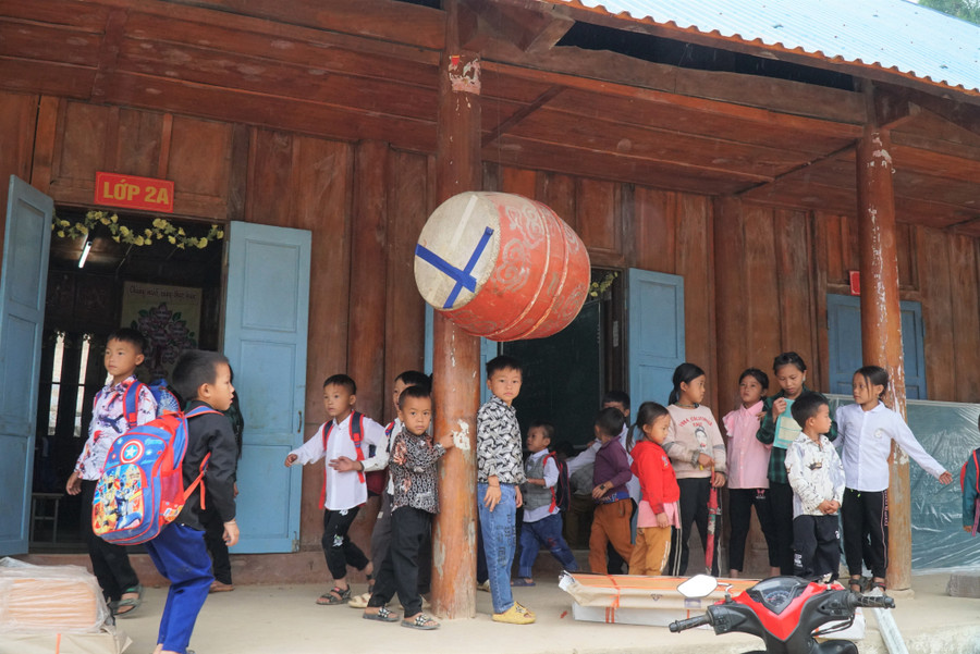 Các em học sinh Trường Tiểu học Tri Lễ 4 háo hức chờ đón tiếng trống khai giảng năm học mới 2023-2024. Ảnh: Hồ Lài. Các em học sinh Trường Tiểu học Tri Lễ 4 háo hức chờ đón tiếng trống khai giảng năm học mới 2023-2024. Ảnh: Hồ Lài.