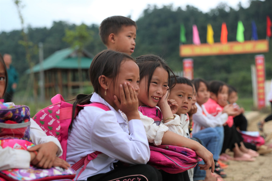 Những đứa trẻ Mông háo hức đến đợi ở trường khi thấy có thầy giáo đến chuẩn bị cho lễ khai giảng. Ảnh: Hồ Lài. Những đứa trẻ Mông háo hức đến đợi ở trường khi thấy có thầy giáo đến chuẩn bị cho lễ khai giảng. Ảnh: Hồ Lài.