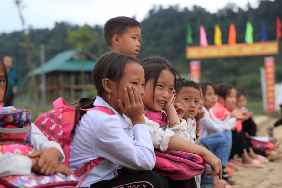 Những đứa trẻ Mông háo hức đến đợi ở trường khi thấy có thầy giáo đến chuẩn bị cho lễ khai giảng. Ảnh: Hồ Lài.