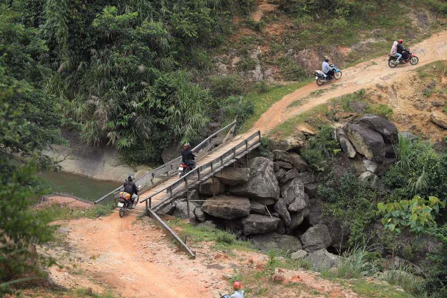 Từ sáng sớm 4/9, các thầy giáo Trường Tiểu học Tri Lễ 4 (huyện Quế Phong) đã vào trường để chuẩn bị cho lễ khai giảng. Ảnh: Hồ Lài.