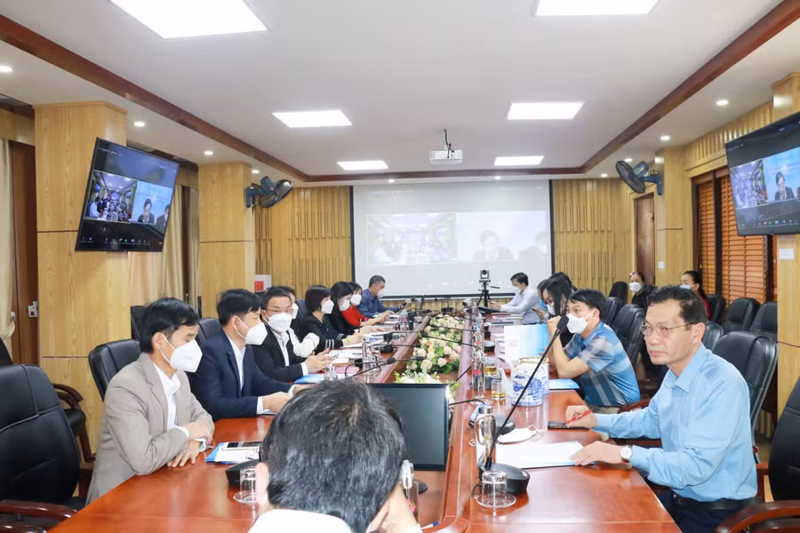 Hội thảo được tổ chức trực tuyến với sự tham gia của cán bộ quản lý, giáo viên 21 huyện, thành, thị tỉnh Nghệ An và các chủ biên, tác giả Nhà xuất bản.