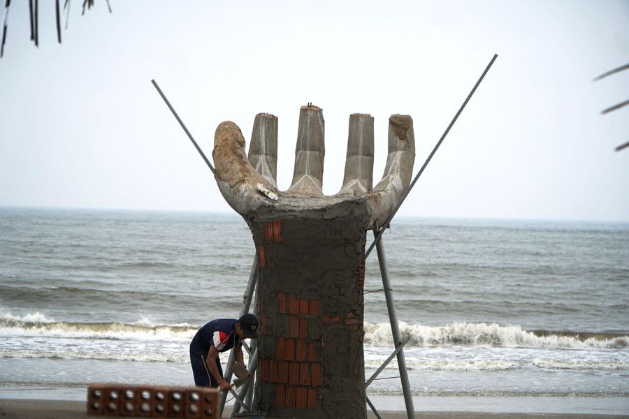 Thợ xây dựng đang thi công. Ảnh: HĐ. Thợ xây dựng đang thi công. Ảnh: HĐ.