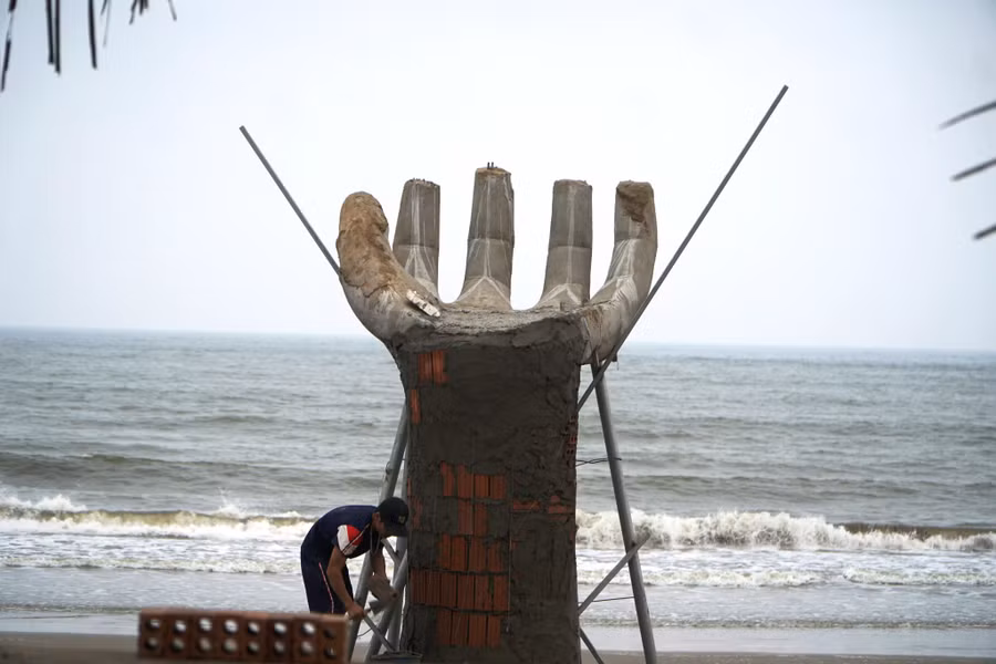 Thợ xây dựng đang thi công. Ảnh: HĐ.