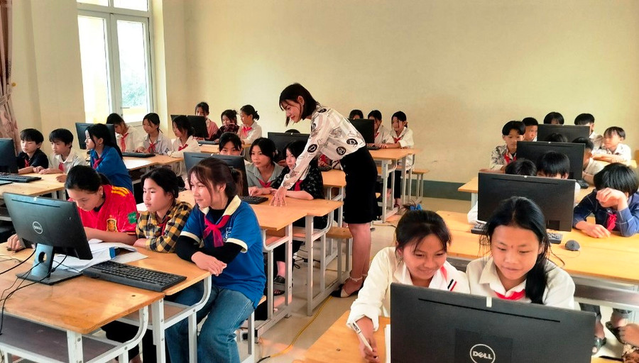 Do thiếu cả GV lẫn máy tính, nên Trường Phổ thông DTBT THCS Trung Lý (Mường Lát, Thanh Hóa) phải bố trí 3 học sinh ngồi chung một máy để học. Ảnh: TL.