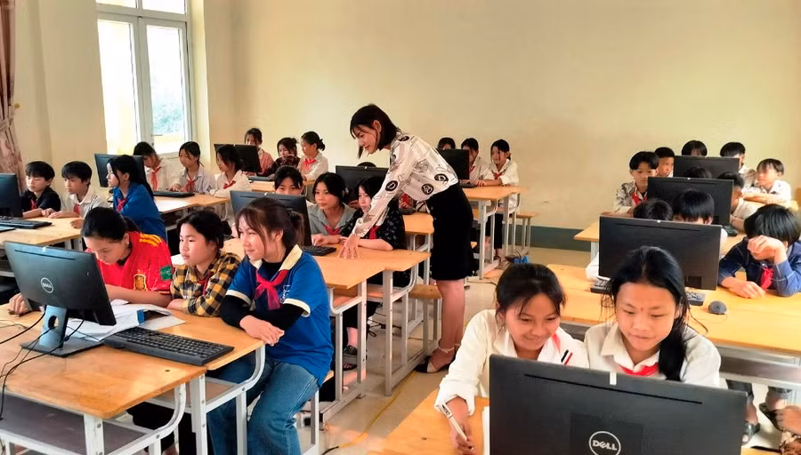 Do thiếu cả GV lẫn máy tính, nên Trường Phổ thông DTBT THCS Trung Lý (Mường Lát, Thanh Hóa) phải bố trí 3 học sinh ngồi chung một máy để học. Ảnh: TL.