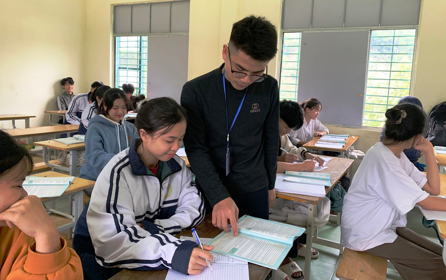Thầy và trò Trường THCS&THPT Quan Sơn (Thanh Hóa) trong giờ ôn thi. Ảnh: Thế Lượng. Thầy và trò Trường THCS&THPT Quan Sơn (Thanh Hóa) trong giờ ôn thi. Ảnh: Thế Lượng.