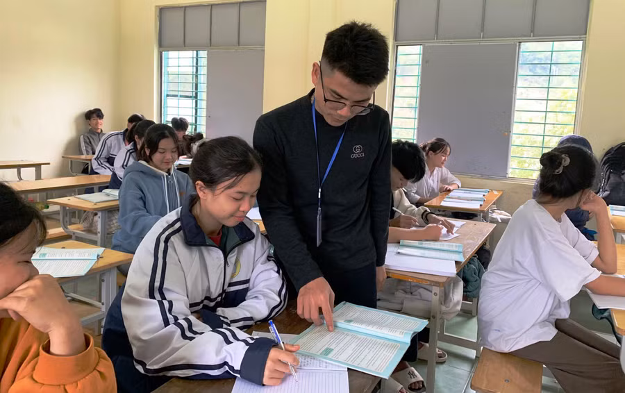 Thầy và trò Trường THCS&amp;THPT Quan Sơn (Thanh Hóa) trong giờ ôn thi. Ảnh: Thế Lượng.