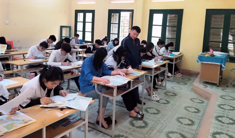 Giờ ôn tập của học sinh lớp 12, Trường THPT Quan Hóa (Thanh Hóa). Ảnh: Thế Lượng.