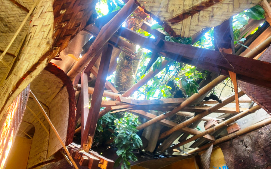 Lốc xoáy khiến cây cối gãy, đổ vào mái nhà bếp của điểm trường mầm non ở xã Yên Nhân (Thường Xuân, Thanh Hóa). Ảnh: Phòng GD&ĐT Thường Xuân cung cấp. Lốc xoáy khiến cây cối gãy, đổ vào mái nhà bếp của điểm trường mầm non ở xã Yên Nhân (Thường Xuân, Thanh Hóa). Ảnh: Phòng GD&ĐT Thường Xuân cung cấp.