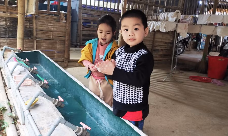 Trẻ mầm non ở bản Phé tự vệ sinh cá nhân trước giờ ăn trưa. Ảnh: Thế Lượng.