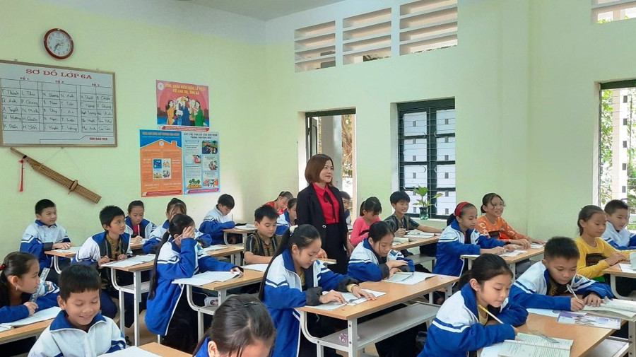 Cô và trò Trường Phổ thông DTNT THCS huyện Quan Hóa (Thanh Hóa) trong giờ học. Ảnh: TL.