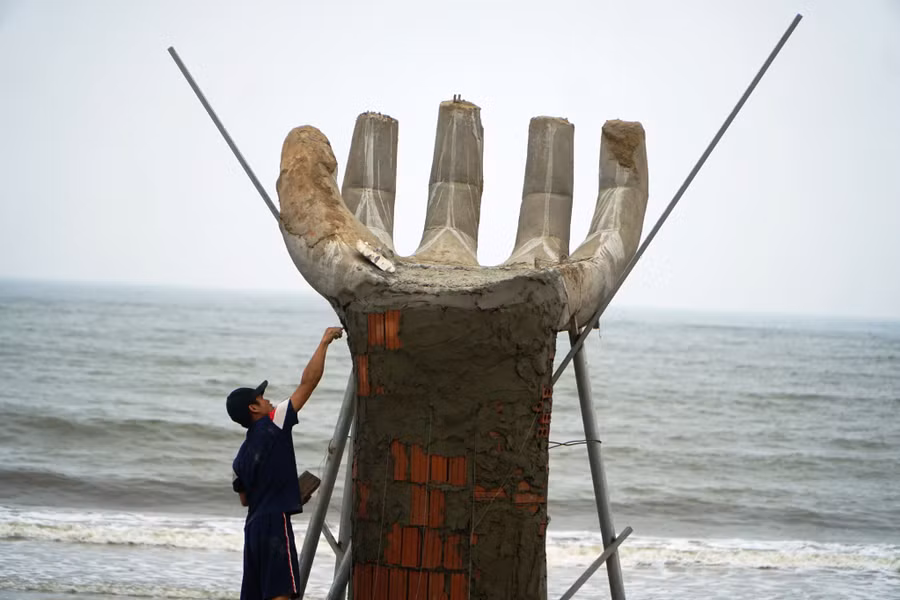 Những công trình này thuộc dự án đường đi bộ và trục cảnh quan bờ biển do Ban Quản lý dự án đầu tư xây dựng huyện Hoằng Hóa (Thanh Hóa) làm chủ đầu tư. Ảnh: HĐ.