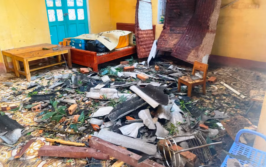 Lốc xoáy khiến phòng ở của giáo viên điểm lẻ bản Mỵ - Trường Mầm non Yên Nhân (Thường Xuân, Thanh Hóa) bị hư hại nặng nề. Ảnh: Phòng GD cung cấp.