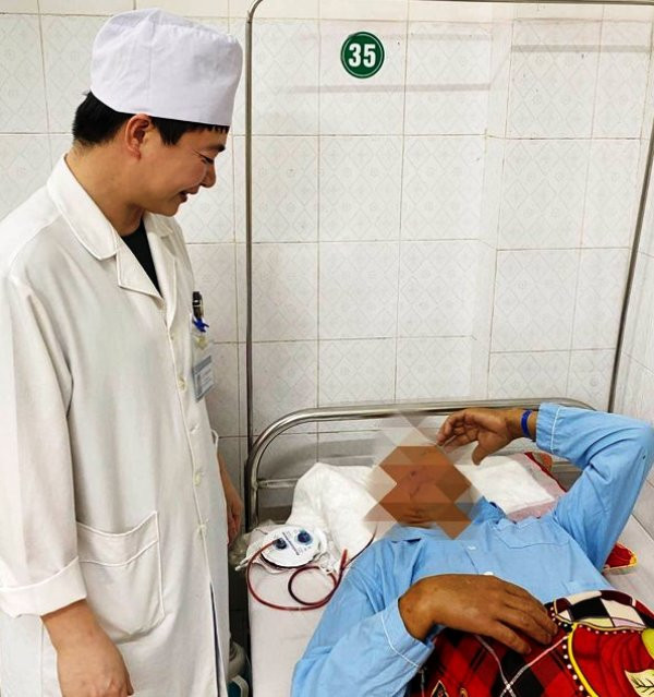 Sau 2 ngày phẫu thuật, bệnh nhân T.V.C hoàn toàn tỉnh táo và hồi phục sức khỏe tốt. Ảnh: Bệnh viện cung cấp. Sau 2 ngày phẫu thuật, bệnh nhân T.V.C hoàn toàn tỉnh táo và hồi phục sức khỏe tốt. Ảnh: Bệnh viện cung cấp.