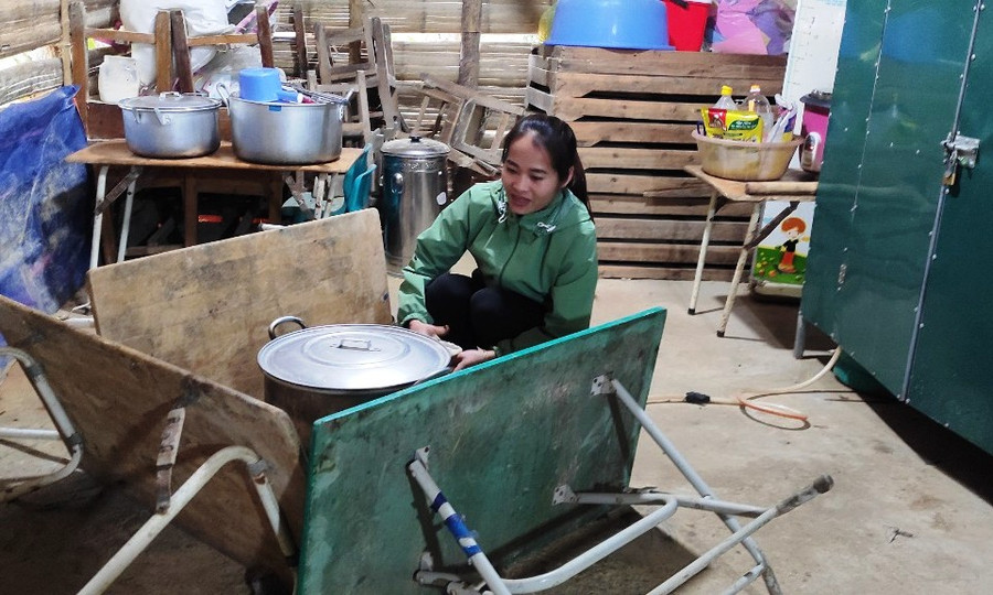 Cô giáo phải dùng 3 chiếc bàn để che gió bếp nấu ăn cho trẻ ở điểm lẻ mầm non bản Phé, xã Phú Xuân (Quan Hóa, Thanh Hóa). Ảnh: Thế Lượng.