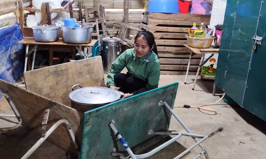 Cô giáo phải dùng 3 chiếc bàn để che gió bếp nấu ăn cho trẻ ở điểm lẻ mầm non bản Phé, xã Phú Xuân (Quan Hóa, Thanh Hóa). Ảnh: Thế Lượng.