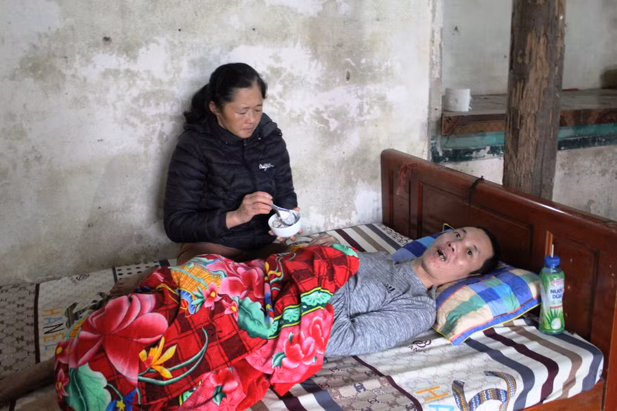 Do bị bại liệt nửa người sau tai nạn lao động, anh Vui (em anh Bình) không thể tự chăm sóc cho mình.