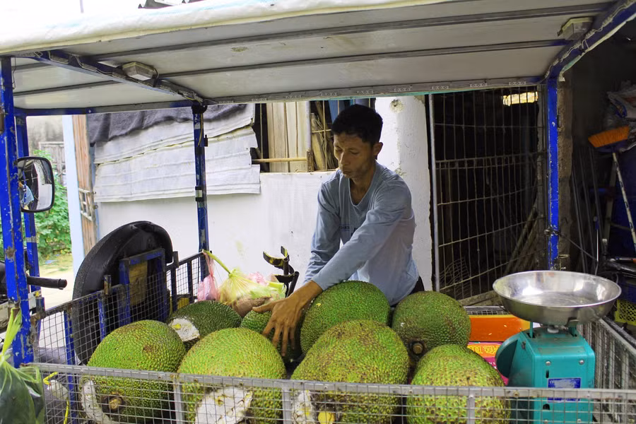 Để chia sẻ gánh nặng với vợ, anh Bình tranh thủ bán thêm trái cây dù đôi chân với một bên bị tật nguyền.