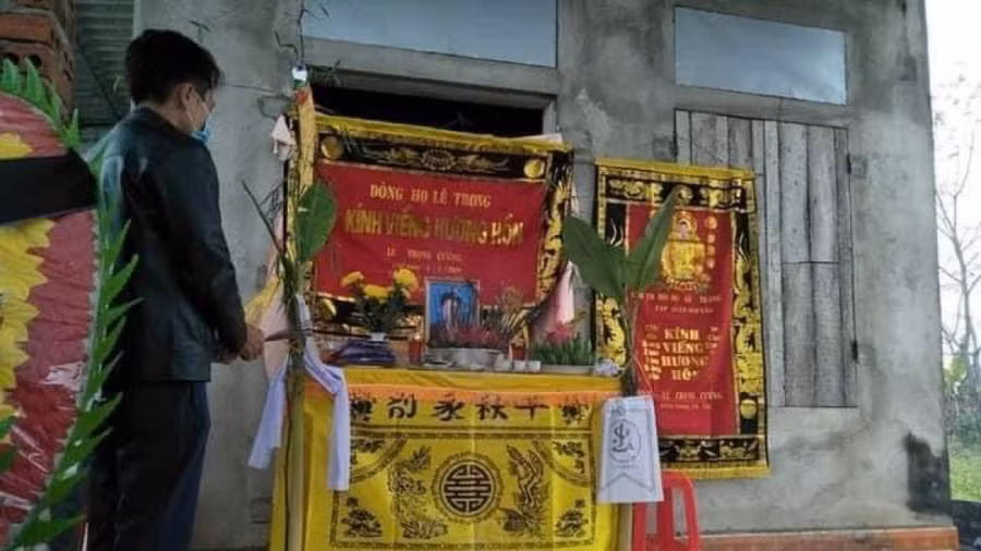 Sau khi anh C. và con gái qua đời do cháy nhà, người dân, chính quyền địa phương đã hỗ trợ một phần kinh phí để lo hậu sự cho người xấu số. Ảnh: Người dân cung cấp.