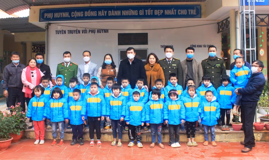 Đoàn từ thiện trao áo ấm cho các bé ở Trường Mầm non Yên Khương (Lang Chánh, Thanh Hóa).