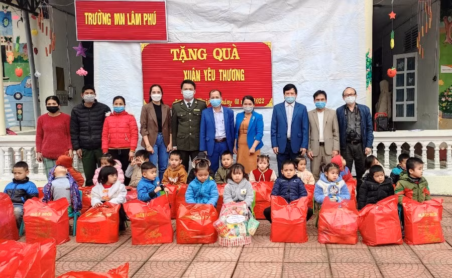 Trao quà tết ở Trường Mầm non Lâm Phú (Lang Chánh, Thanh Hóa).